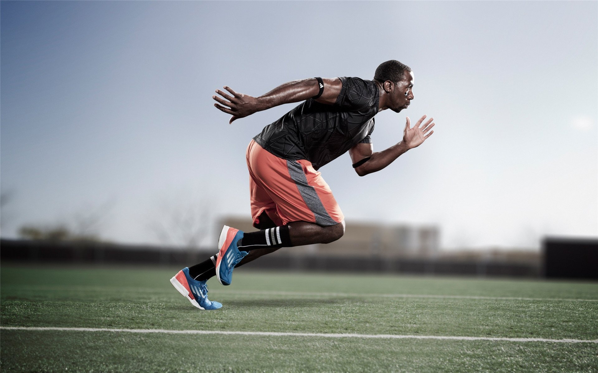 “马科斯·莫奇：阿根廷美洲狮队的防守支柱，未来大有可为”