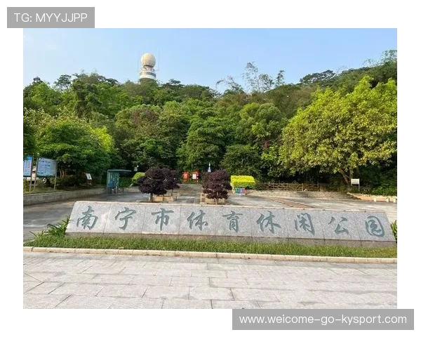 由于体育中考临近，多地体育公园在夜晚出现了家长带孩子加练的热潮。